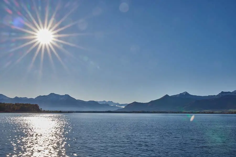 See mit Berge und Sonne