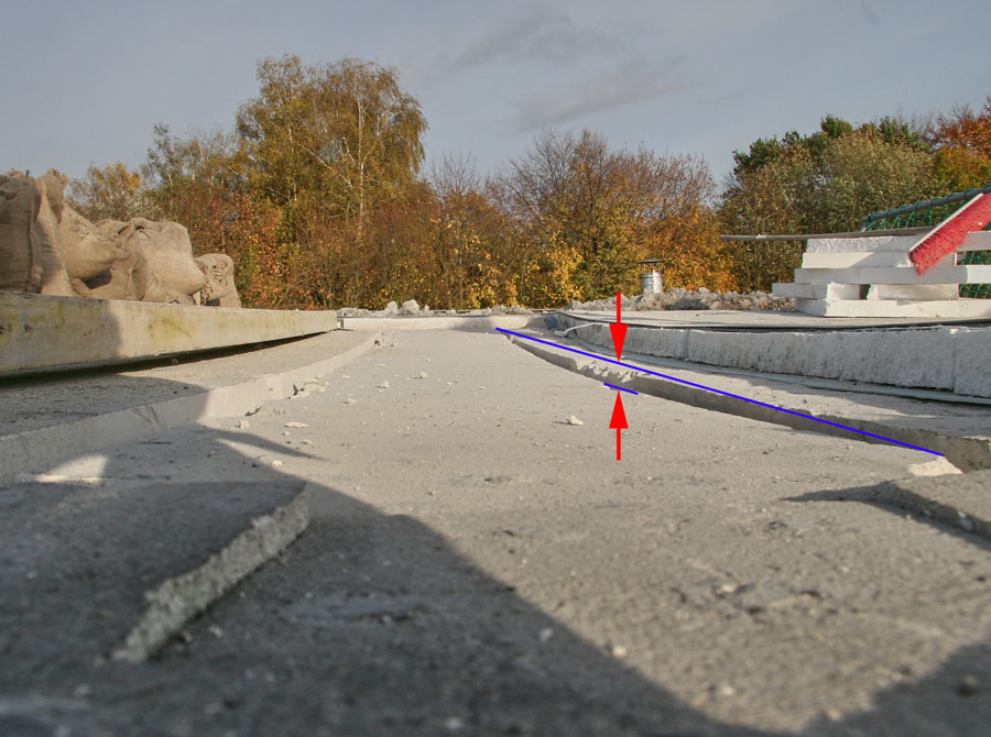 Durchgebogene Dachplatten; abgenommener Dachaufbau zur Untersuchung der Ursachen